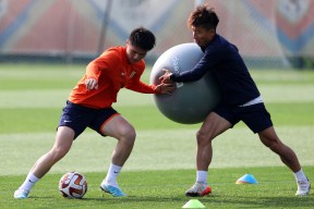 手机看体育-场上精妙配合，双方球员紧张对抗(场上精妙配合,双方球员紧张对抗怎么办)