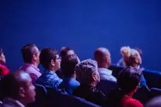 移动体育直播-雄鹿队主场压倒性胜利，继续领跑联盟