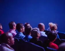 雄鹿队主场压倒性胜利,继续领跑联盟 雄鹿队主场压倒性胜利,继续领跑联盟